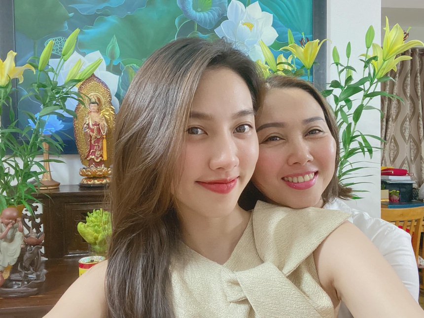 Thuỳ Tiên khoe dáng bên mẹ ngày đầu Xuân, nhan sắc mẹ nàng hậu được khen nức nở - Ảnh 3. Thuỳ Tiên khoe dáng bên mẹ ngày đầu Xuân, nhan sắc mẹ nàng hậu được khen nức nở - Ảnh 3.