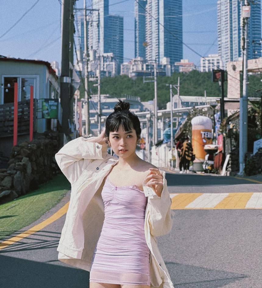 Đỗ Khánh Vân tự lì xì bản thân 4 sổ đỏ ở tuổi 28: Tết nằm ở nhà lướt Facebook thôi cũng áp lực! - Ảnh 1. Đỗ Khánh Vân tự lì xì bản thân 4 sổ đỏ ở tuổi 28: Tết nằm ở nhà lướt Facebook thôi cũng áp lực! - Ảnh 1.