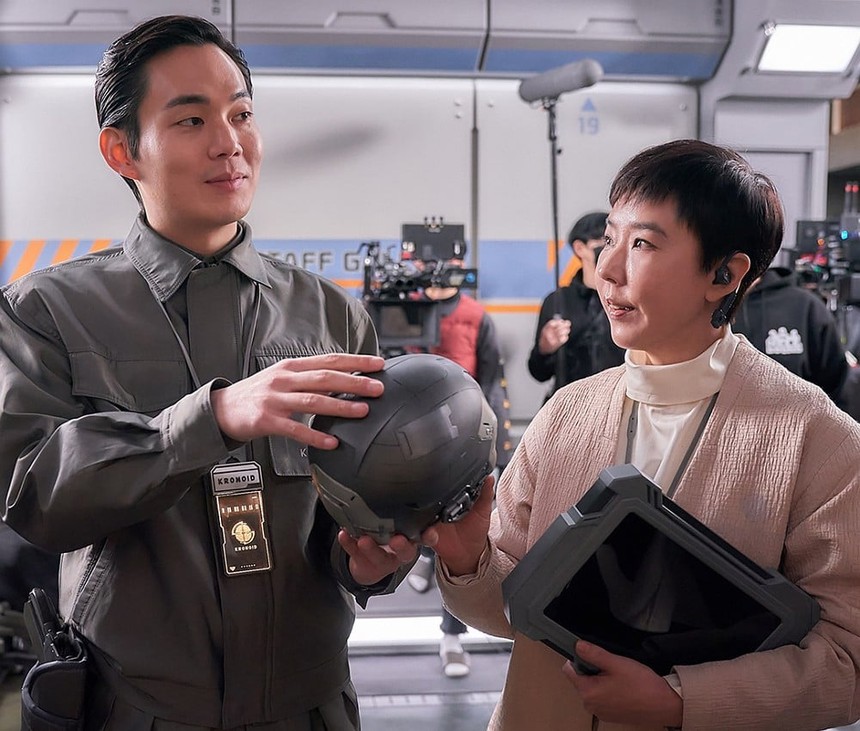 'Jung_E' - Phim mới của Hàn chiếm vị trí số 1 trên Netflix toàn cầu sau 1 ngày ra mắt - Ảnh 4. 'Jung_E' - Phim mới của Hàn chiếm vị trí số 1 trên Netflix toàn cầu sau 1 ngày ra mắt - Ảnh 4.