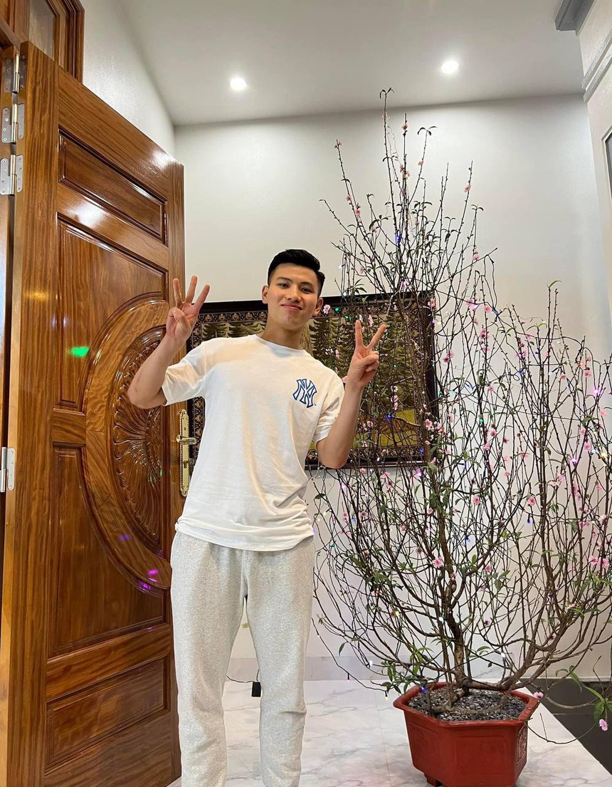 Muôn kiểu "outfit" du xuân của hội tuyển thủ Việt Nam: Văn Lâm lịch lãm, sao trẻ U23 chất lừ - Ảnh 4.