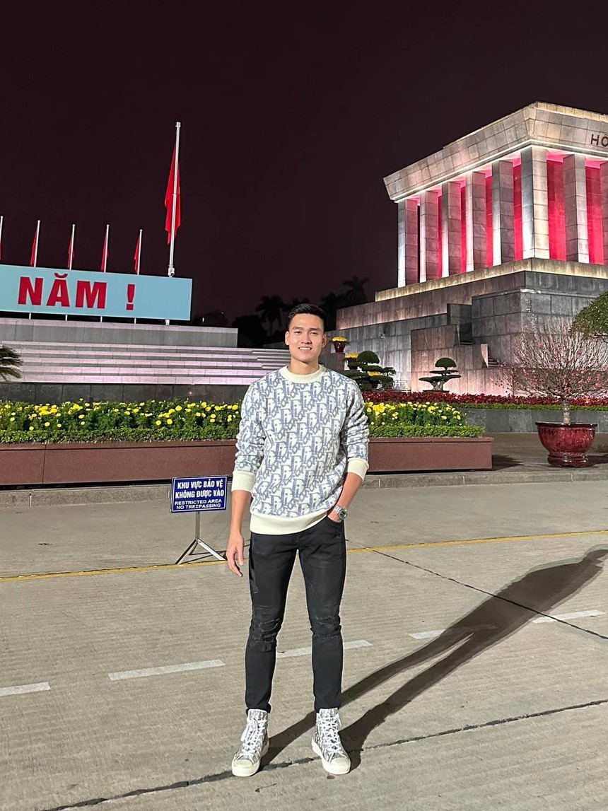 Muôn kiểu "outfit" du xuân của hội tuyển thủ Việt Nam: Văn Lâm lịch lãm, sao trẻ U23 chất lừ - Ảnh 2.