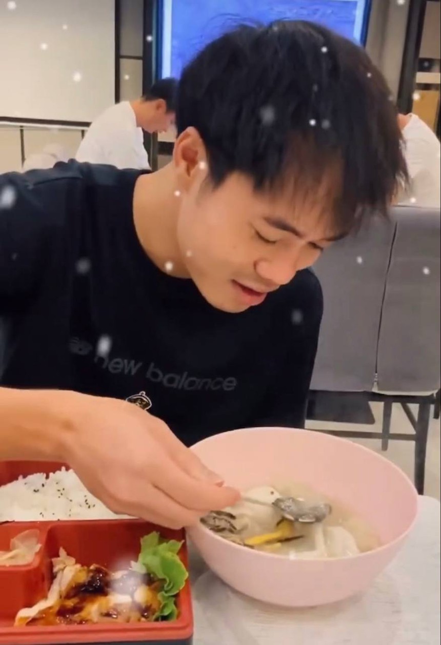 Muôn kiểu "outfit" du xuân của hội tuyển thủ Việt Nam: Văn Lâm lịch lãm, sao trẻ U23 chất lừ - Ảnh 10.