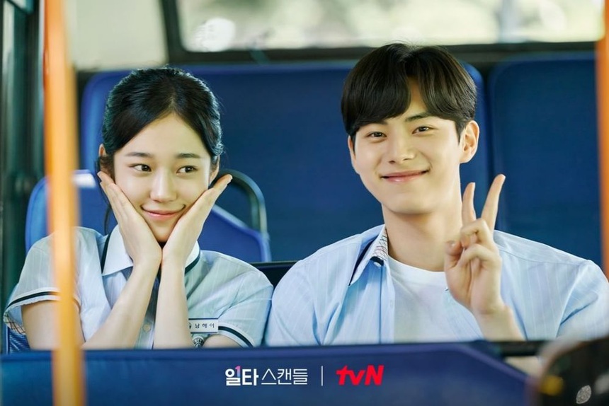 Màn ảnh Hàn xuất hiện một 'tiên nữ học đường', tốt nghiệp trường đại học cho các 'nữ cường nhân' - Ảnh 2. Màn ảnh Hàn xuất hiện một 'tiên nữ học đường', tốt nghiệp trường đại học cho các 'nữ cường nhân' - Ảnh 2.