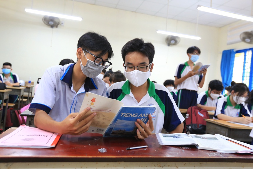 Học sinh cuối cấp học xuyên Tết để chuẩn bị cho các kỳ thi: Bào mòn sức khỏe hay lựa chọn khôn ngoan? - Ảnh 1. Học sinh cuối cấp học xuyên Tết để chuẩn bị cho các kỳ thi: Bào mòn sức khỏe hay lựa chọn khôn ngoan? - Ảnh 1.