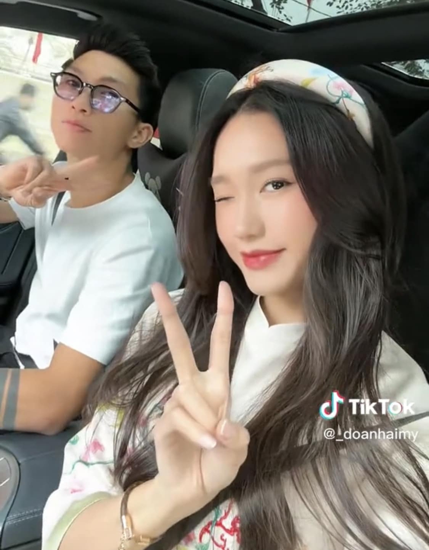 Tấn Tài "gánh vợ", Tiến Linh tạo dáng "độc lạ Bình Dương" ngày Tết - Ảnh 5. Tấn Tài "gánh vợ", Tiến Linh tạo dáng "độc lạ Bình Dương" ngày Tết - Ảnh 5.