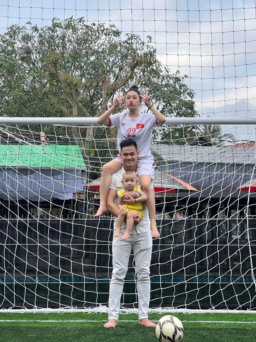 Tấn Tài "gánh vợ", Tiến Linh tạo dáng "độc lạ Bình Dương" ngày Tết - Ảnh 1. Tấn Tài "gánh vợ", Tiến Linh tạo dáng "độc lạ Bình Dương" ngày Tết - Ảnh 1.