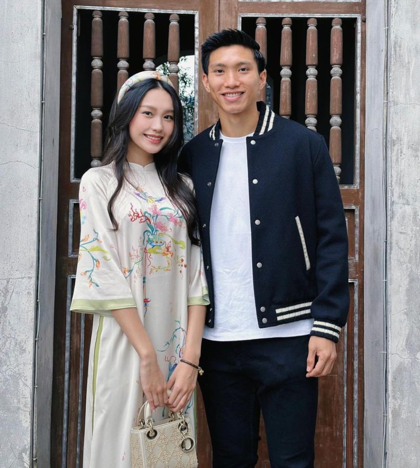 Tấn Tài "gánh vợ", Tiến Linh tạo dáng "độc lạ Bình Dương" ngày Tết - Ảnh 6. Tấn Tài "gánh vợ", Tiến Linh tạo dáng "độc lạ Bình Dương" ngày Tết - Ảnh 6.