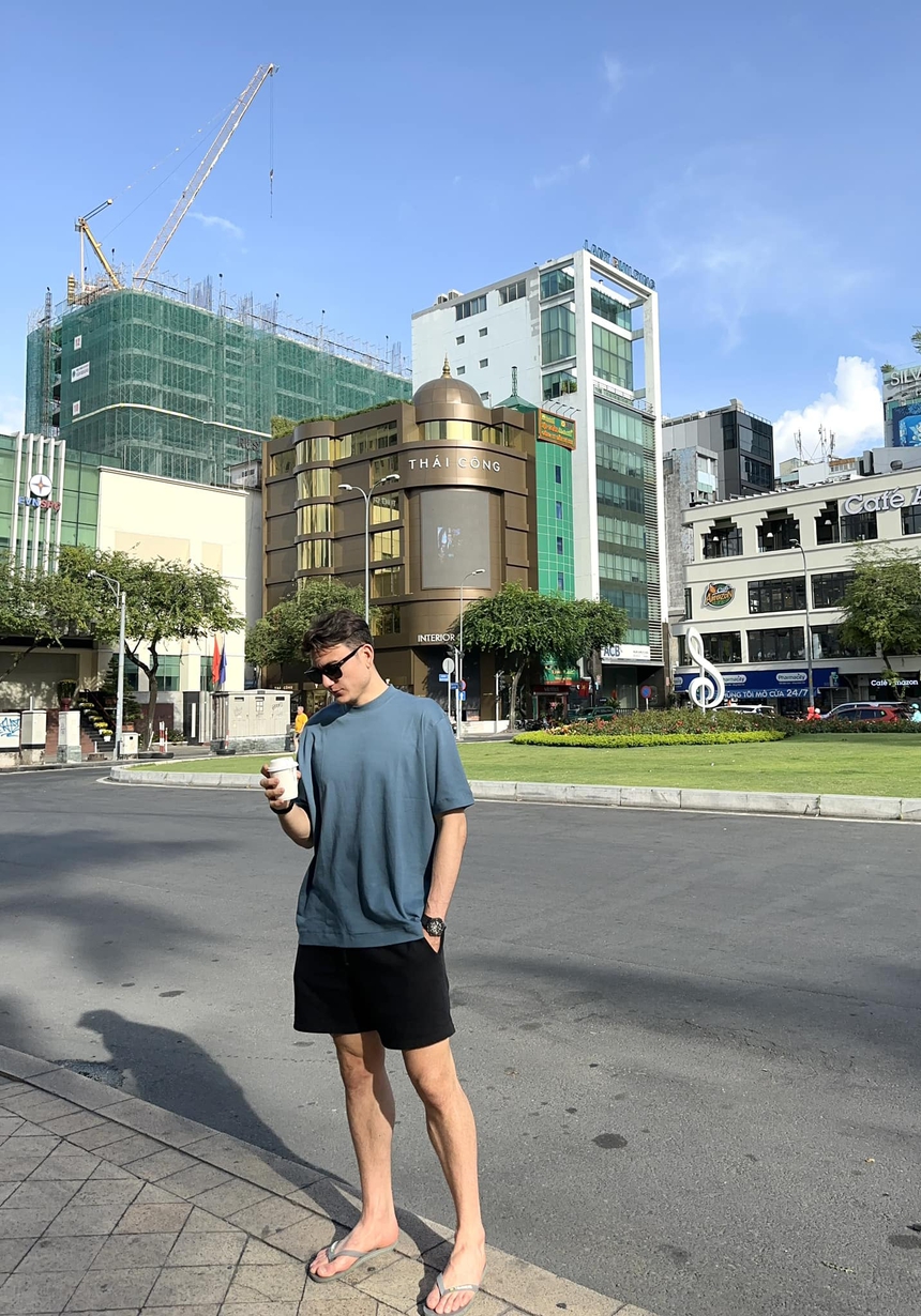 Tấn Tài "gánh vợ", Tiến Linh tạo dáng "độc lạ Bình Dương" ngày Tết - Ảnh 7. Tấn Tài "gánh vợ", Tiến Linh tạo dáng "độc lạ Bình Dương" ngày Tết - Ảnh 7.