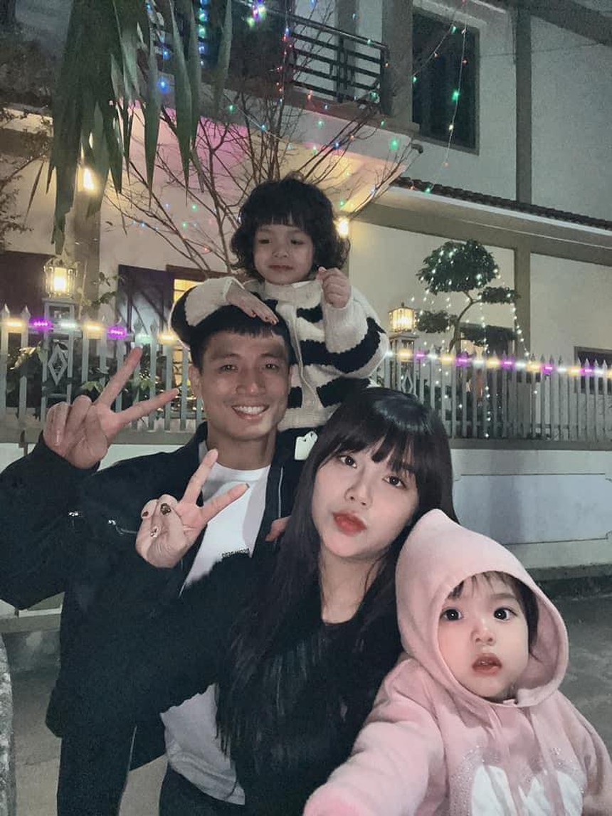 Tấn Tài "gánh vợ", Tiến Linh tạo dáng "độc lạ Bình Dương" ngày Tết - Ảnh 3. Tấn Tài "gánh vợ", Tiến Linh tạo dáng "độc lạ Bình Dương" ngày Tết - Ảnh 3.