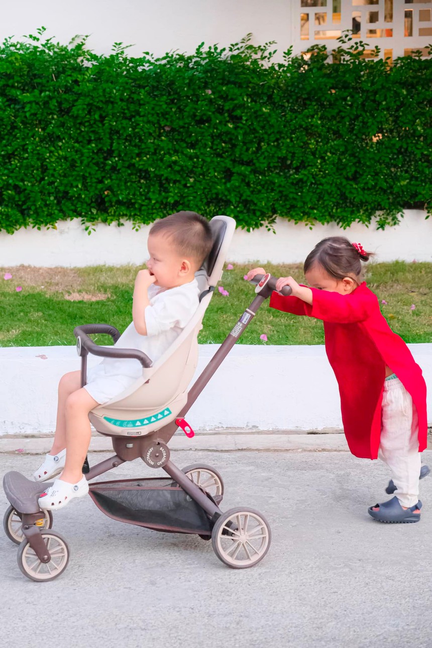 Lisa và Leon nhà Hồ Ngọc Hà chiếm “spotlight” ngay ngày đầu năm với hành động cực ngọt ngào - Ảnh 2.