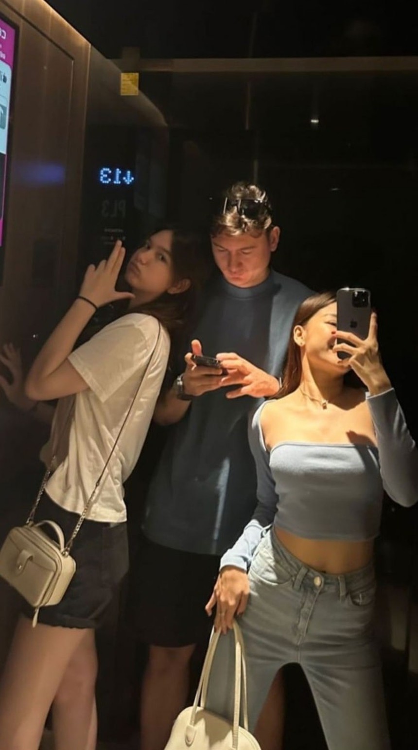 Tấn Tài "gánh vợ", Tiến Linh tạo dáng "độc lạ Bình Dương" ngày Tết - Ảnh 8. Tấn Tài "gánh vợ", Tiến Linh tạo dáng "độc lạ Bình Dương" ngày Tết - Ảnh 8.