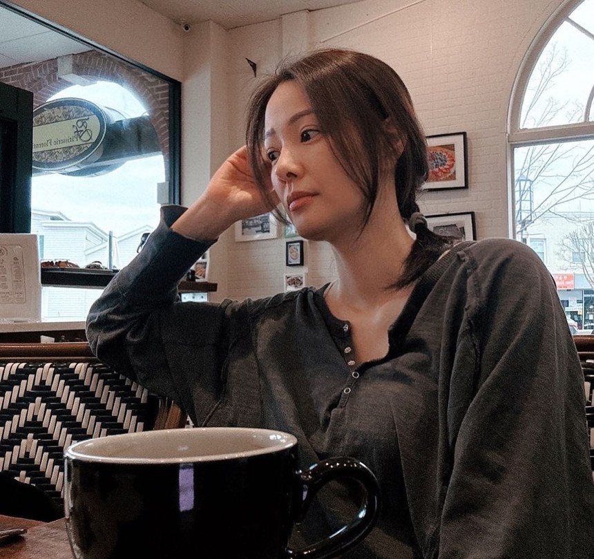 Đầu năm mới, tài tử Kwon Sang Woo và bà xã Hoa hậu khoe ảnh hẹn hò cực tình cảm - Ảnh 2.