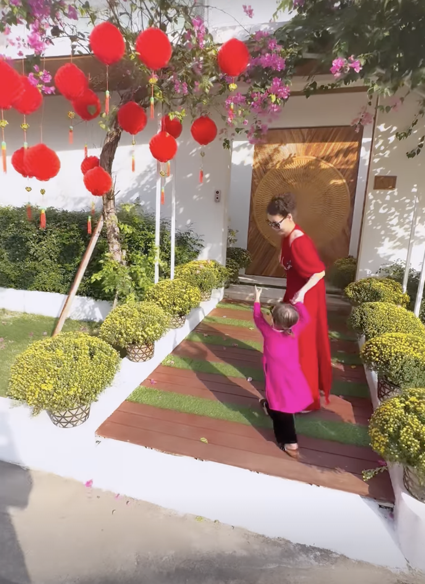 Khoe con gái yêu, Hà Hồ hé lộ luôn cơ ngơi bề thế được trang trí đậm không khí Tết - Ảnh 4.