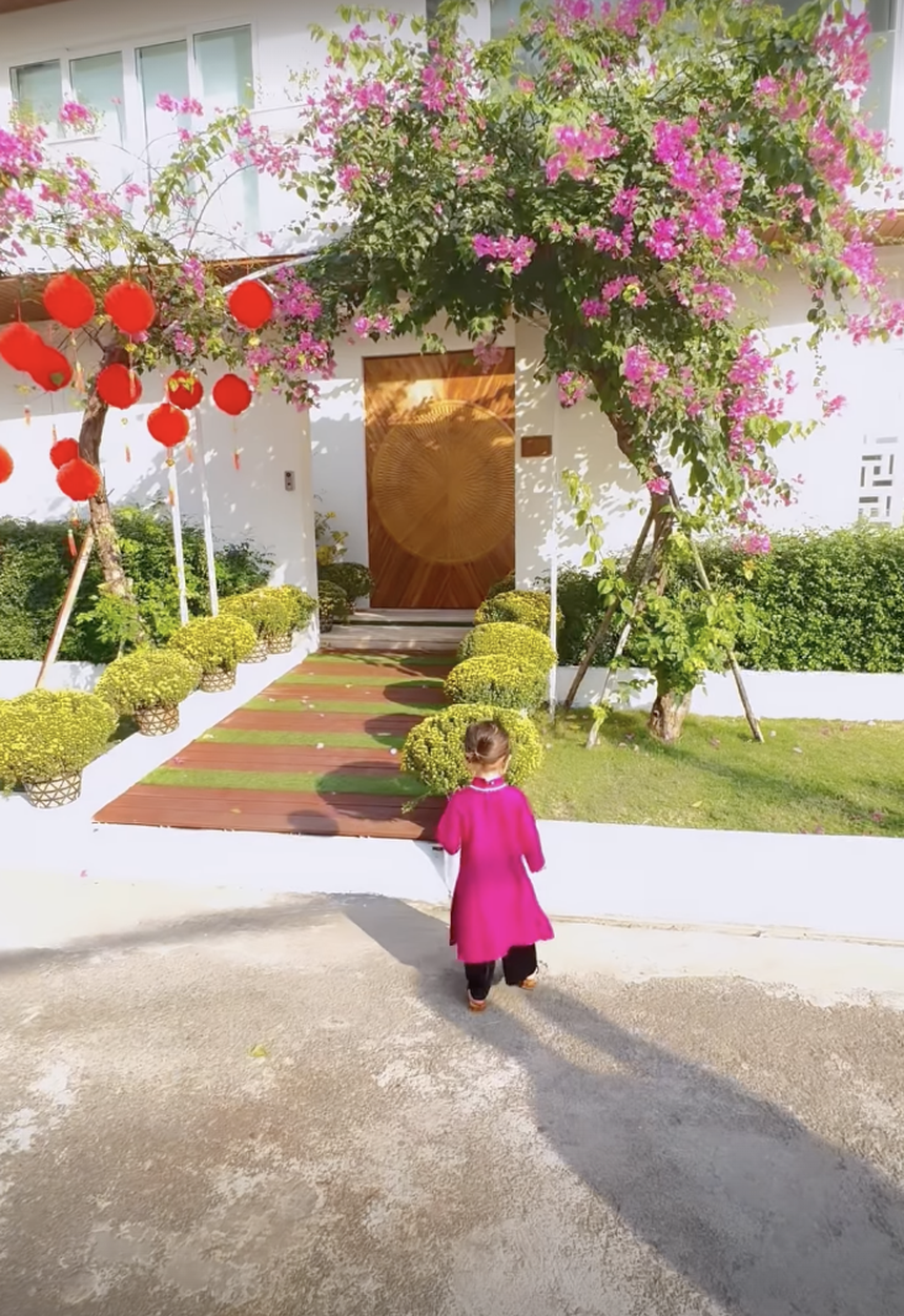 Khoe con gái yêu, Hà Hồ hé lộ luôn cơ ngơi bề thế được trang trí đậm không khí Tết - Ảnh 3.