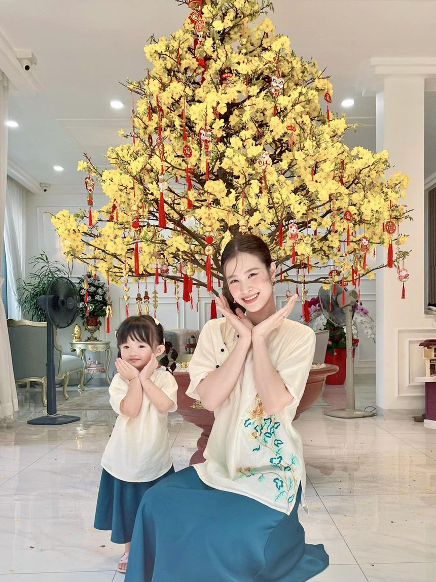 Áo dài đôi ngày Tết của sao Việt - Ảnh 4. Áo dài đôi ngày Tết của sao Việt - Ảnh 4.