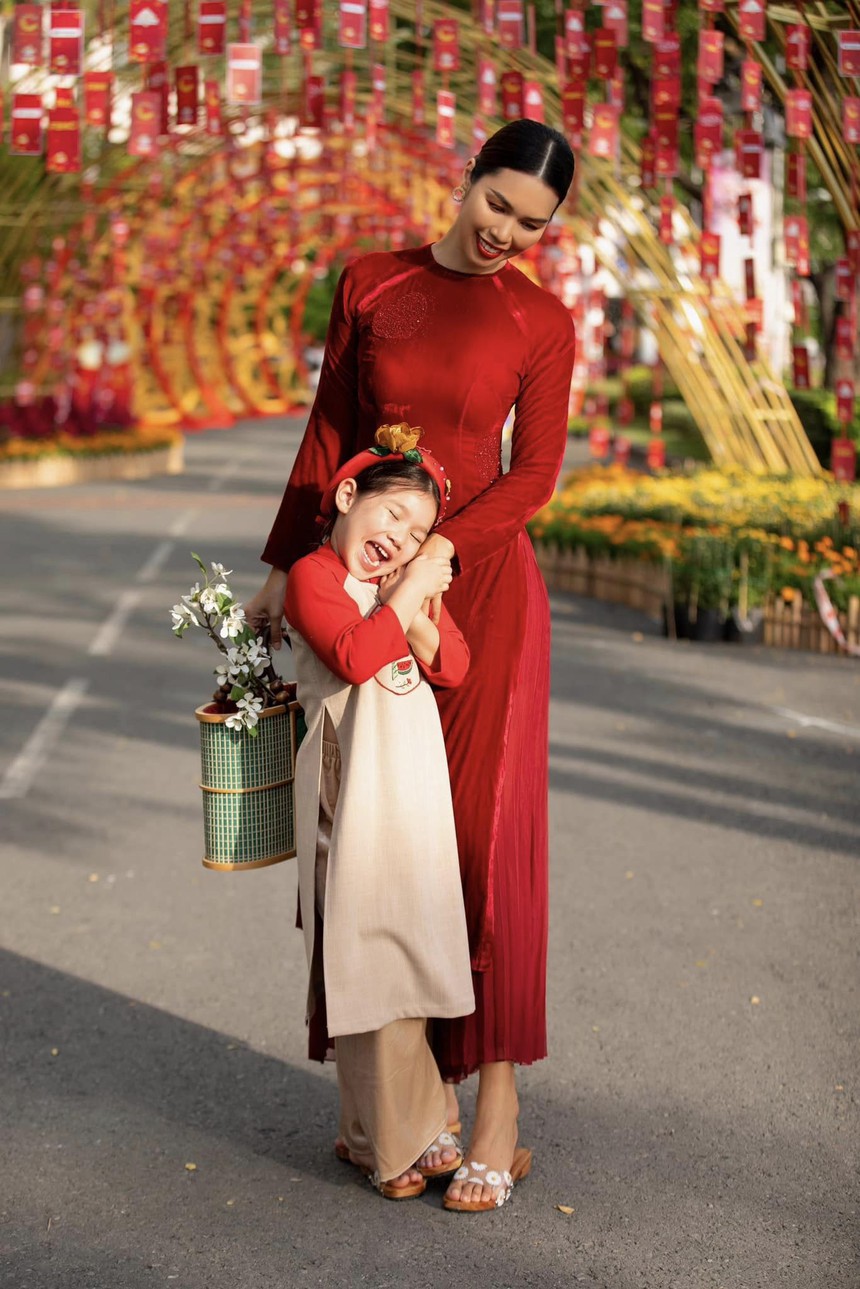 Áo dài đôi ngày Tết của sao Việt - Ảnh 10. Áo dài đôi ngày Tết của sao Việt - Ảnh 10.