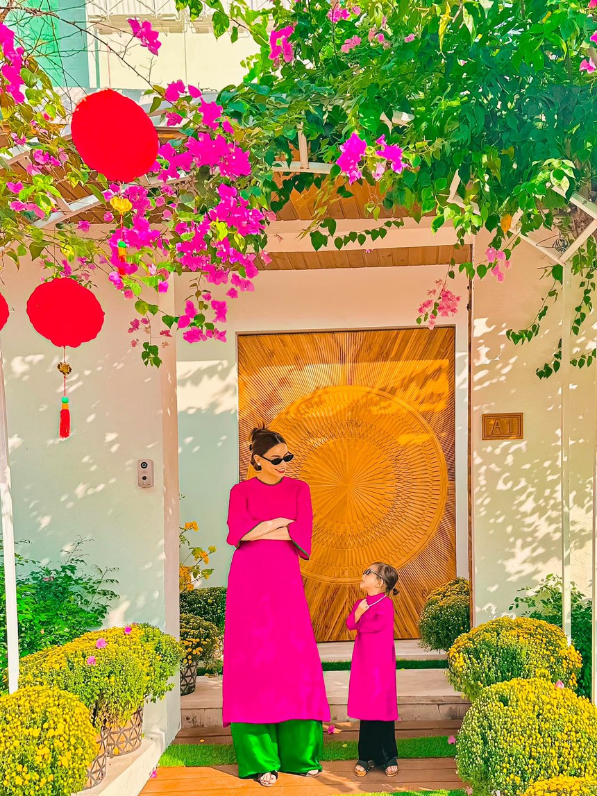 Áo dài đôi ngày Tết của sao Việt - Ảnh 1. Áo dài đôi ngày Tết của sao Việt - Ảnh 1.