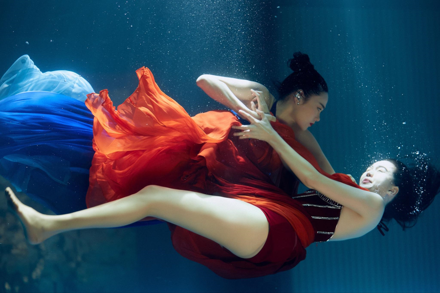 'Chị chị em em 2': Minh Hằng - Ngọc Trinh đẹp đúng chất mỹ nhân Sài Gòn, phim gây đỏ mặt vì tình tiết nhạy cảm - Ảnh 4. 'Chị chị em em 2': Minh Hằng - Ngọc Trinh đẹp đúng chất mỹ nhân Sài Gòn, phim gây đỏ mặt vì tình tiết nhạy cảm - Ảnh 4.