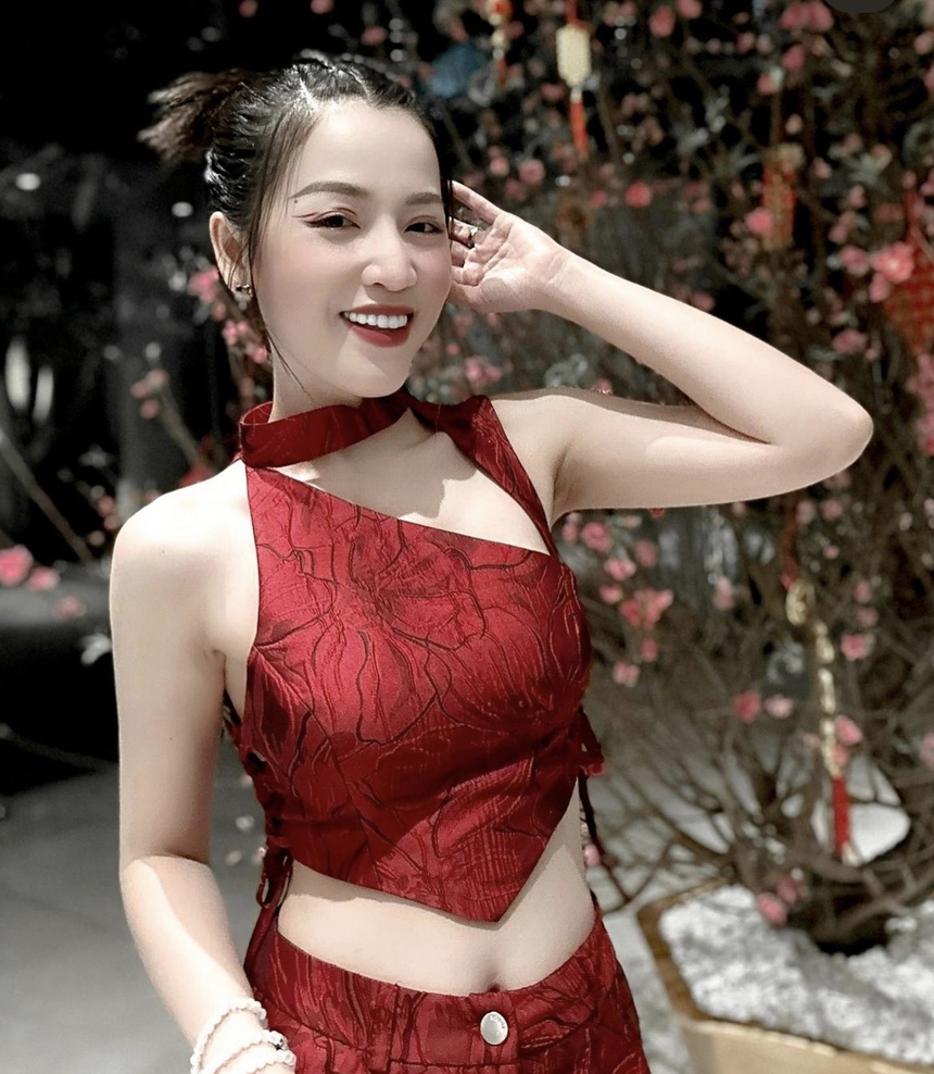 Dàn mỹ nhân nhập hội khoe dáng ngày Mồng 3 Tết: Trúc Anh nuột nà, Chi Pu cực nóng bỏng  - Ảnh 5.