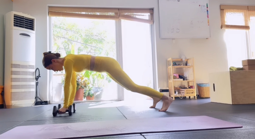 Dàn mỹ nhân nhập hội khoe dáng ngày Mồng 3 Tết: Trúc Anh nuột nà, Chi Pu cực nóng bỏng  - Ảnh 7.