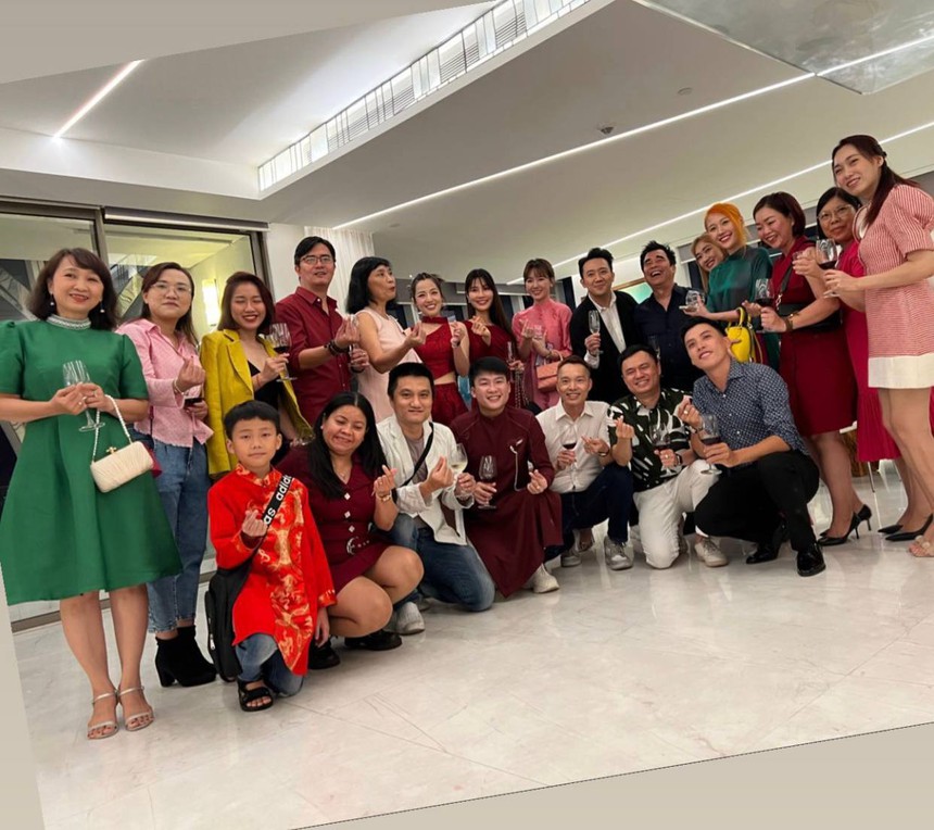 Hari Won và Trấn Thành hội ngộ cùng bạn bè và dàn sao, kề cận nhau thân thiết thế này đây! - Ảnh 1.
