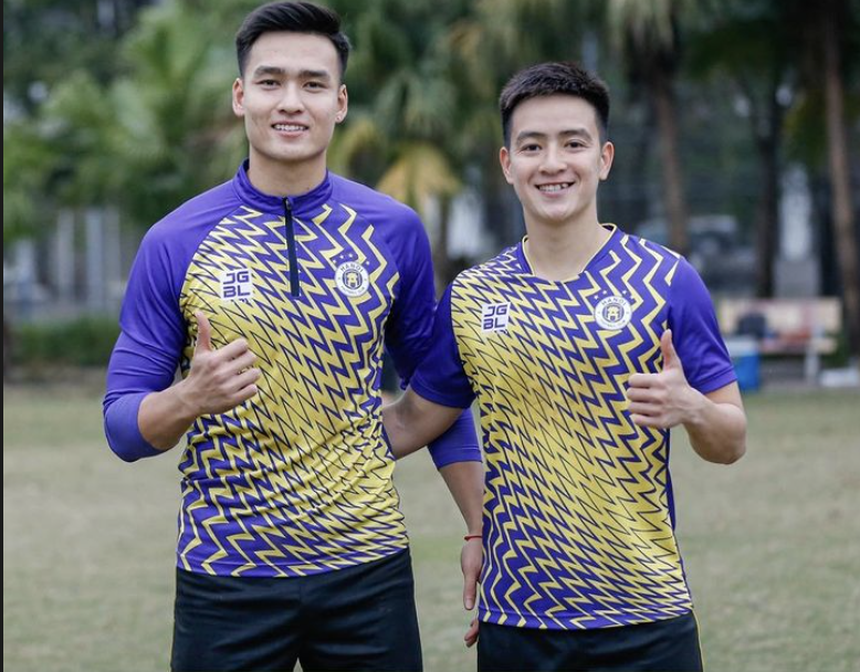 Tấn Tài "gánh vợ", Tiến Linh tạo dáng "độc lạ Bình Dương" ngày Tết - Ảnh 9. Tấn Tài "gánh vợ", Tiến Linh tạo dáng "độc lạ Bình Dương" ngày Tết - Ảnh 9.