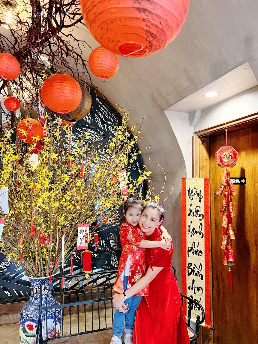 Áo dài đôi ngày Tết của sao Việt - Ảnh 8. Áo dài đôi ngày Tết của sao Việt - Ảnh 8.