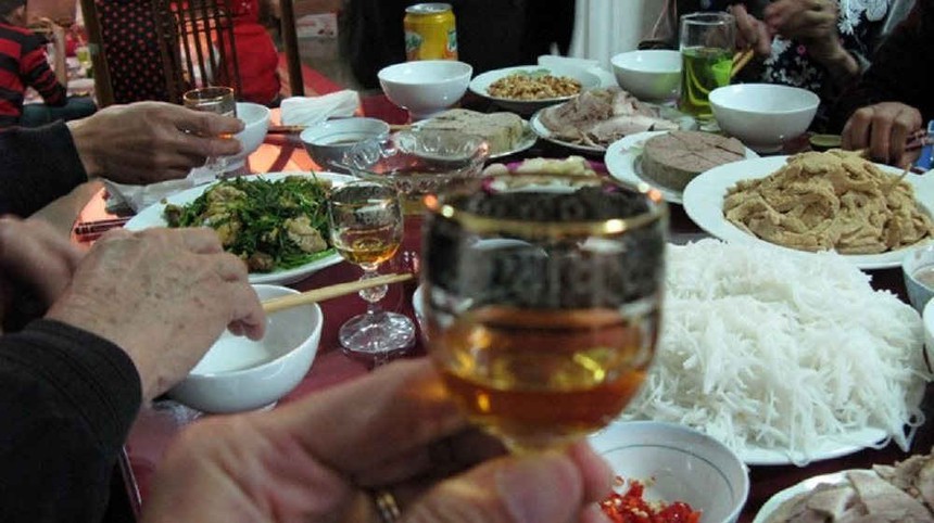 “Không uống là chú không nể anh rồi”, cô vợ có pha xử lý đỉnh cao trong bữa cơm hóa vàng khi thấy chồng bị ép rượu  - Ảnh 3.