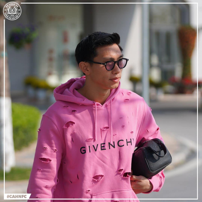 Văn Hậu ra mắt CLB Công an Hà Nội, Hồ Tấn Tài tạm biệt vợ con hội quân với đội bóng mới - Ảnh 1. Văn Hậu ra mắt CLB Công an Hà Nội, Hồ Tấn Tài tạm biệt vợ con hội quân với đội bóng mới - Ảnh 1.