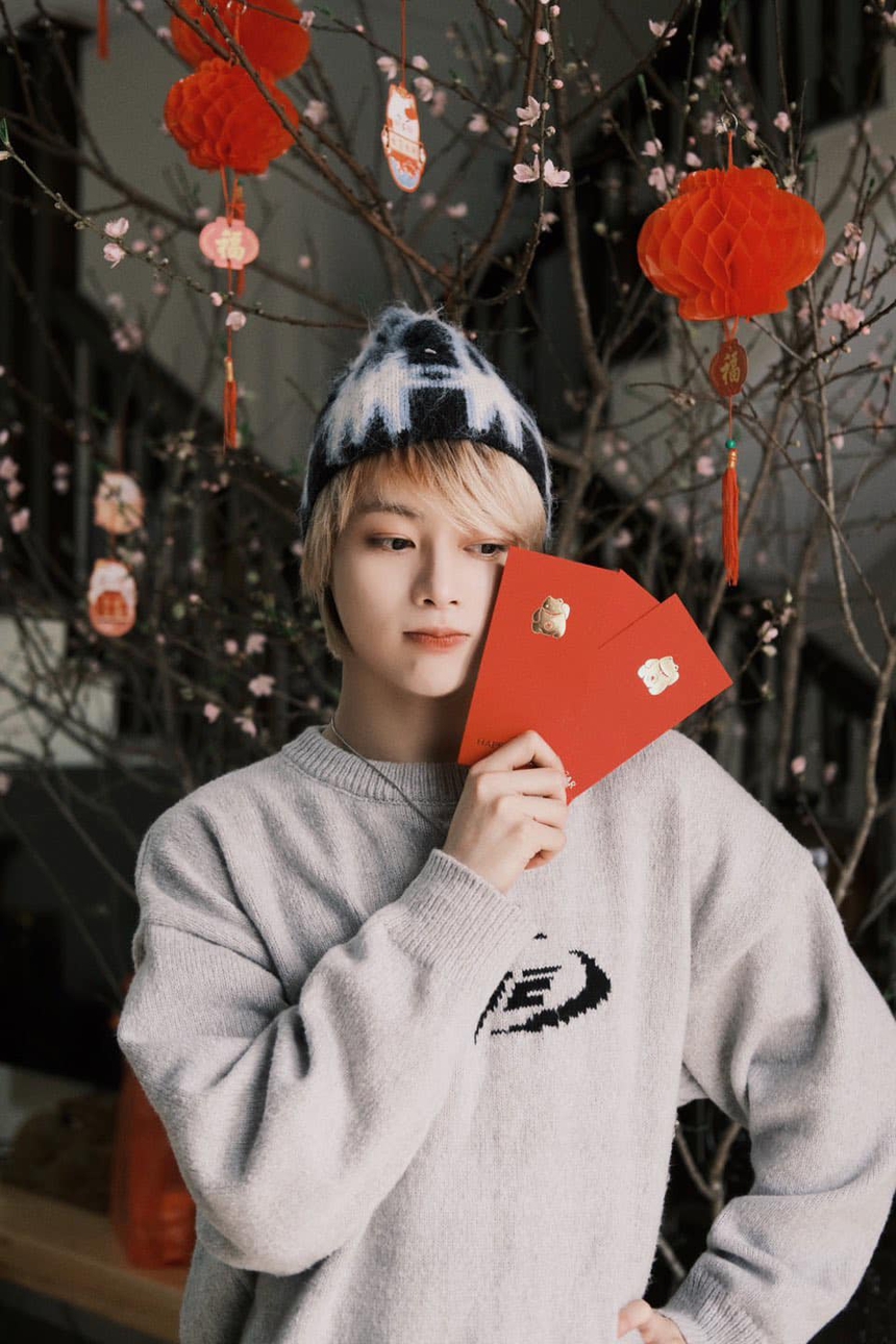 Một idol Kpop bất ngờ ăn Tết, ngắm pháo hoa ở Việt Nam  - Ảnh 4.