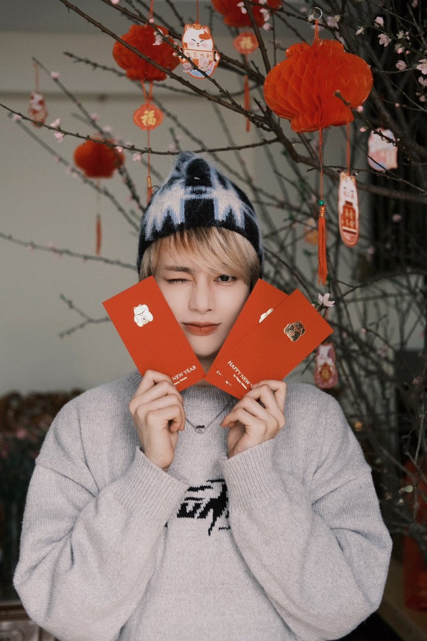 Một idol Kpop bất ngờ ăn Tết, ngắm pháo hoa ở Việt Nam  - Ảnh 1.