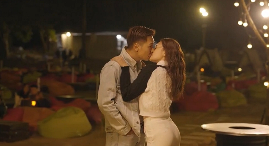 Mạnh Trường hôn đắm đuối nữ diễn viên từng đóng vai con gái mình - Ảnh 4.