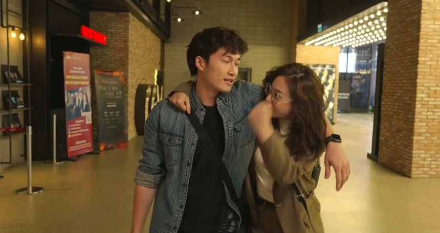 Mạnh Trường hôn đắm đuối nữ diễn viên từng đóng vai con gái mình - Ảnh 5.