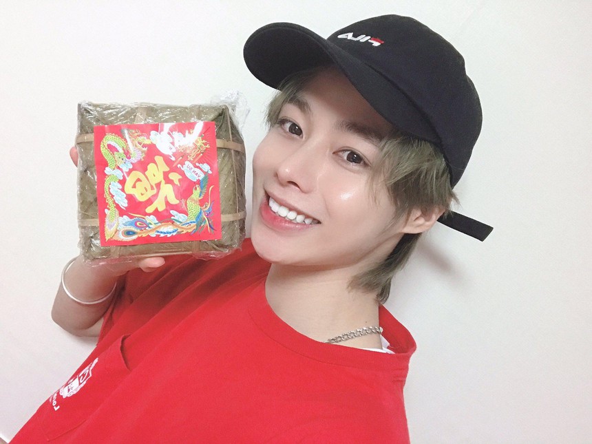 Một idol Kpop bất ngờ khoe hình đón Tết, ngắm pháo hoa ở Việt Nam! - Ảnh 9.