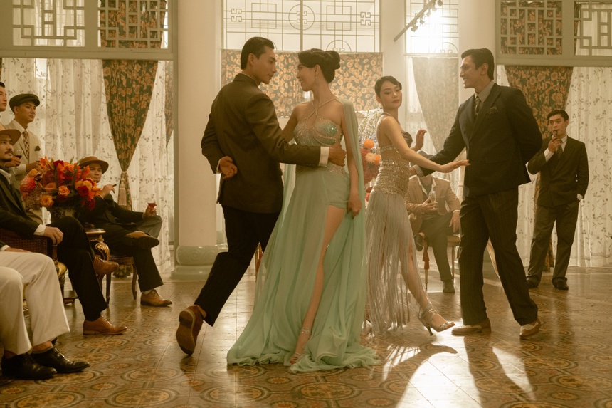 Phim Tết 'Chị chị em em 2' may 1.000 bộ đồ cho diễn viên quần chúng, Minh Hằng bị rách màng nhĩ - Ảnh 3. Phim Tết 'Chị chị em em 2' may 1.000 bộ đồ cho diễn viên quần chúng, Minh Hằng bị rách màng nhĩ - Ảnh 3.