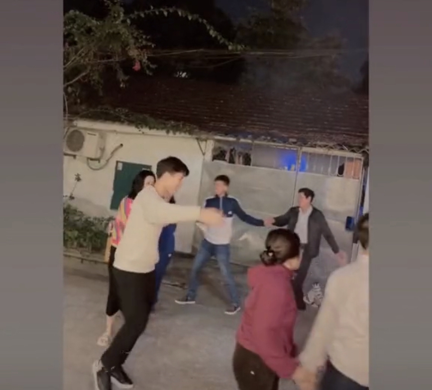 Quế Ngọc Hải phụ vợ dọn nhà trước khi hội quân với SLNA chuẩn bị cho V.League 2023 - Ảnh 3. Quế Ngọc Hải phụ vợ dọn nhà trước khi hội quân với SLNA chuẩn bị cho V.League 2023 - Ảnh 3.