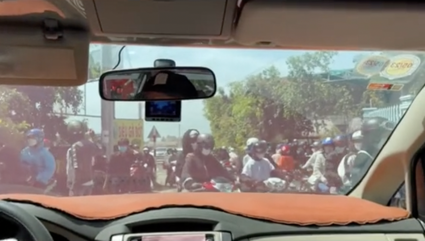 Đường đi ăn gà đốt Ô Thum tại An Giang bất ngờ đông nghịt khách đổ về ngày mùng 4 Tết  - Ảnh 7.