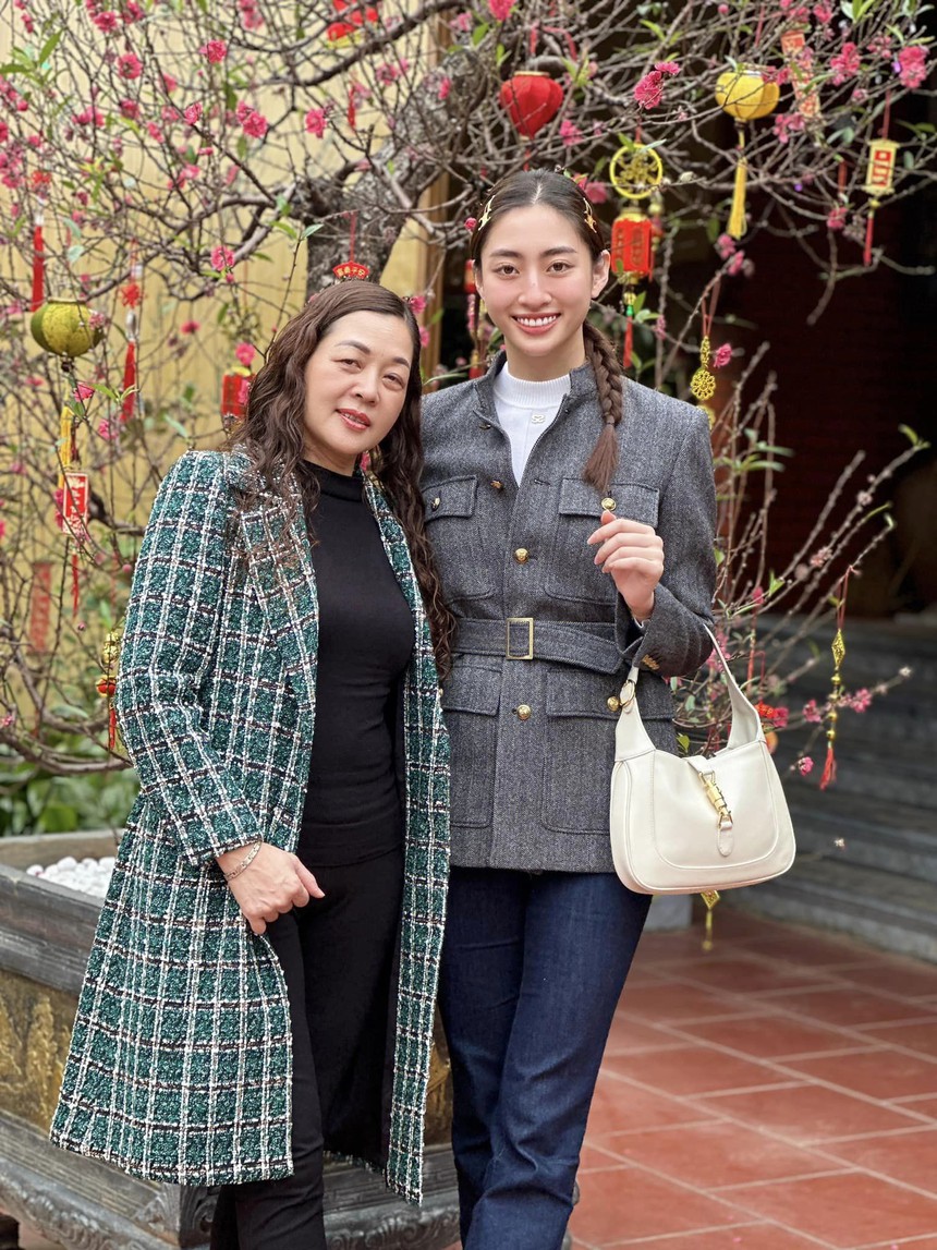 Dàn mỹ nhân Vbiz khoe ảnh bên mẹ ruột ngày Tết: Thuỳ Tiên và “mẫu hậu” được ví như hai chị em sinh đôi - Ảnh 3.