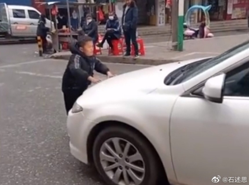 Bi kịch của cậu bé "tiểu JackMa": Dù bị chậm phát triển nhưng vẫn bị gia đình bóc lột, bắt phải đi xin tiền trên đường - Ảnh 1.