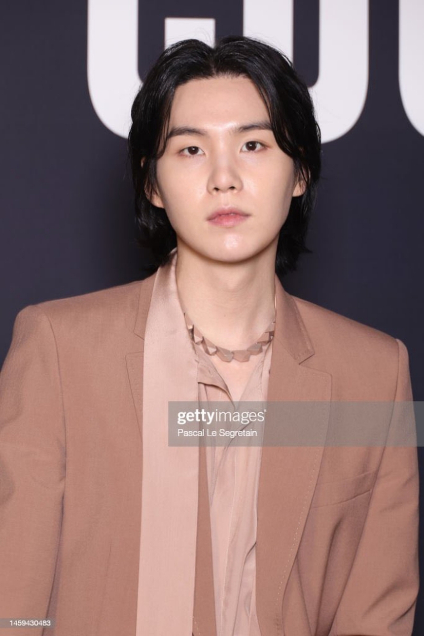 Suga BTS thu hút với tư cách đại sứ Valentino tại Paris Fashion Week - Ảnh 1.