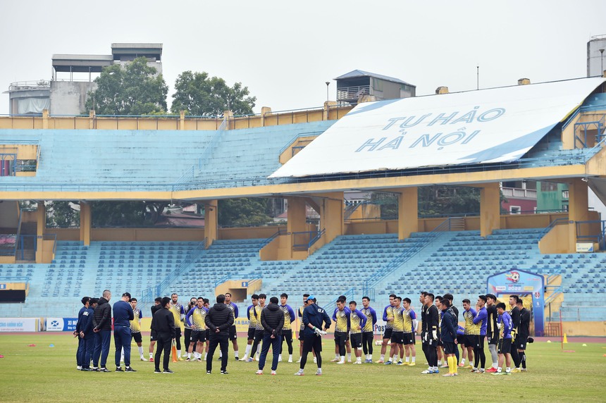 HLV Bozidar Bandovic: 'CLB Hà Nội mạnh không chỉ dựa vào Văn Hậu' - Ảnh 4.