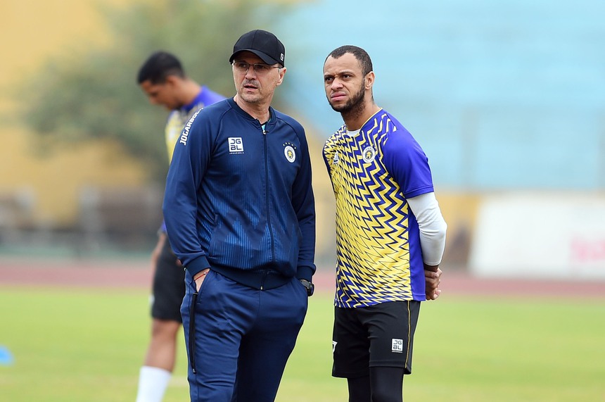 HLV Bozidar Bandovic: 'CLB Hà Nội mạnh không chỉ dựa vào Văn Hậu' - Ảnh 3.