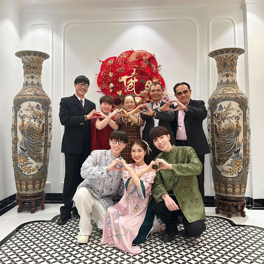 Hòa Minzy khoe ảnh gia đình Hoa dâm bụt 2 thế hệ, dân tình bị 'cuốn' vì bố Đức Phúc - Ảnh 1.