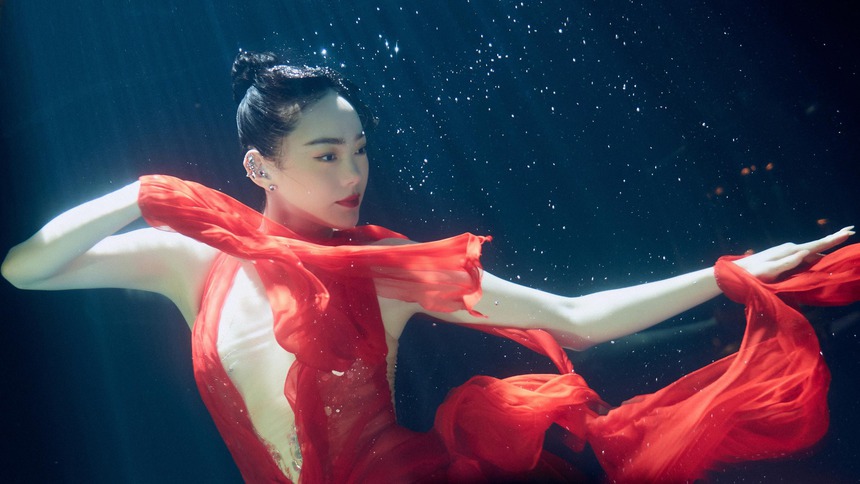 Chị chị em em 2 - Quần áo đẹp không che đậy được thân thể vô hồn - Ảnh 3. Chị chị em em 2 - Quần áo đẹp không che đậy được thân thể vô hồn - Ảnh 3.