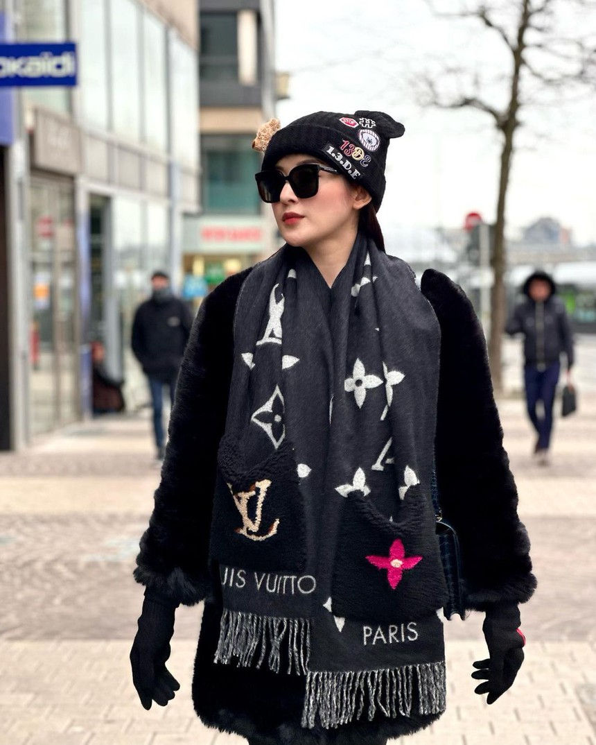 Mê mẩn hình ảnh du xuân của sao Việt: Huyền My - Đoan Trang siêu sang giữa trời Tây, Minh Tú dịu dàng bất ngờ khi ở Hàn Quốc - Ảnh 2.