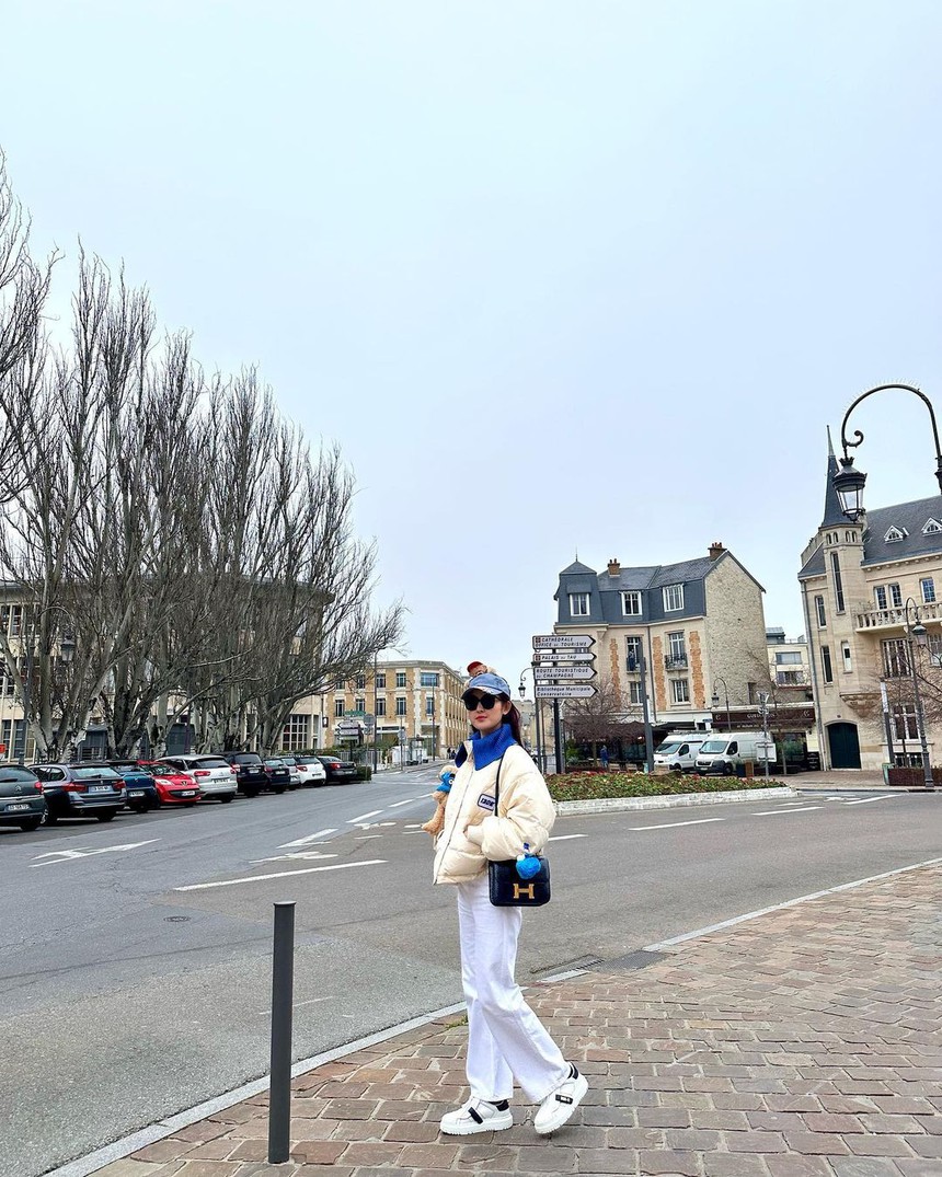 Mê mẩn hình ảnh du xuân của sao Việt: Huyền My - Đoan Trang siêu sang giữa trời Tây, Minh Tú dịu dàng bất ngờ khi ở Hàn Quốc - Ảnh 3.