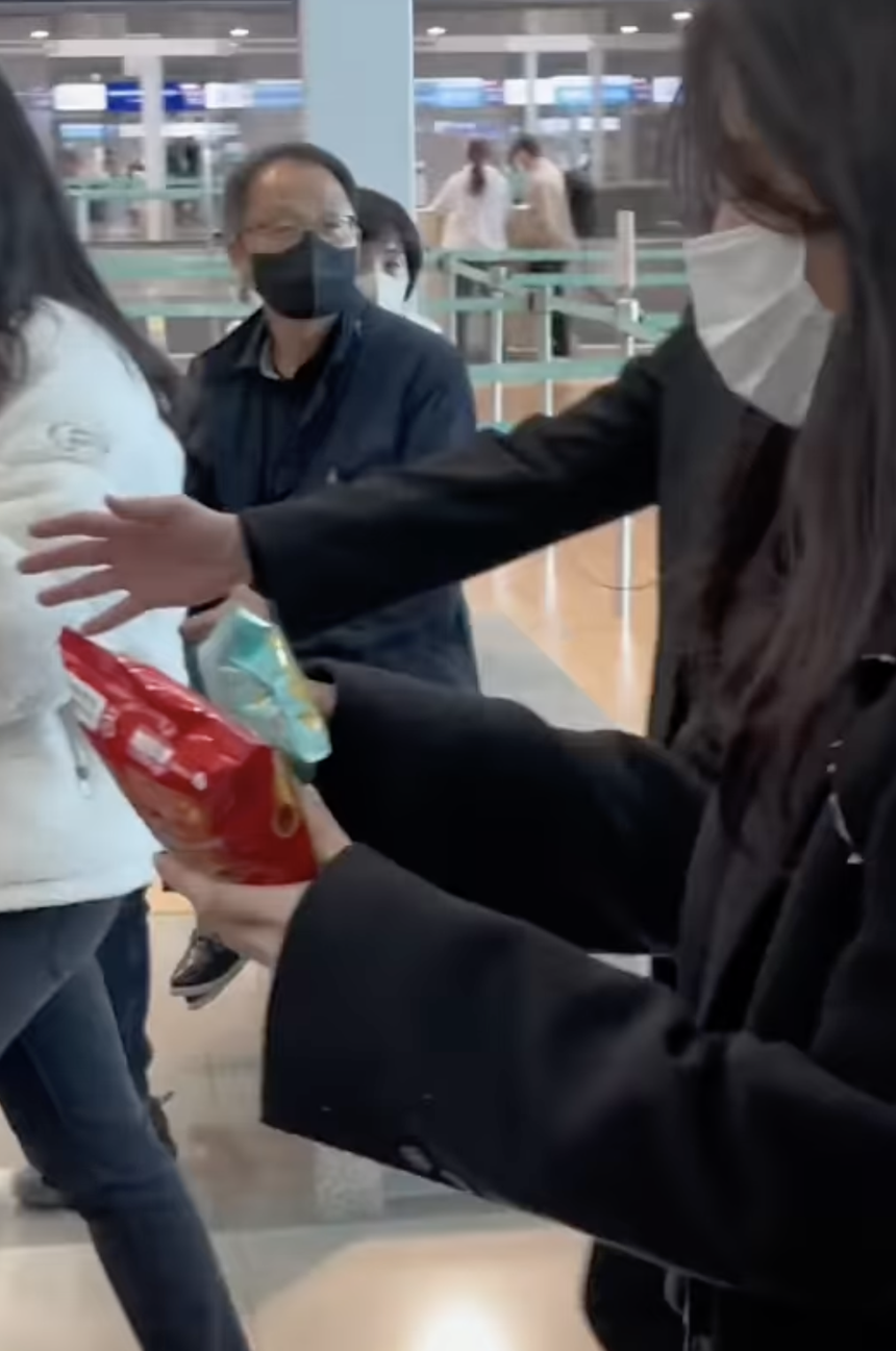 Nữ thần Han So Hee vô tình tiết lộ đồ ăn vặt yêu thích chính là món bim bim huyền thoại Việt Nam  - Ảnh 2.