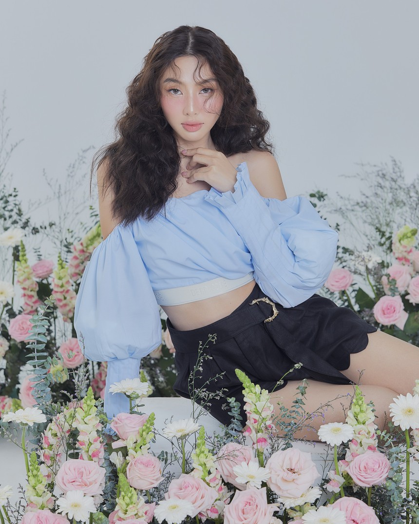 Thùy Tiên tung bộ ảnh ngọt ngào đầu năm, khoe trọn vẻ đẹp chuẩn nàng thơ - Ảnh 4.