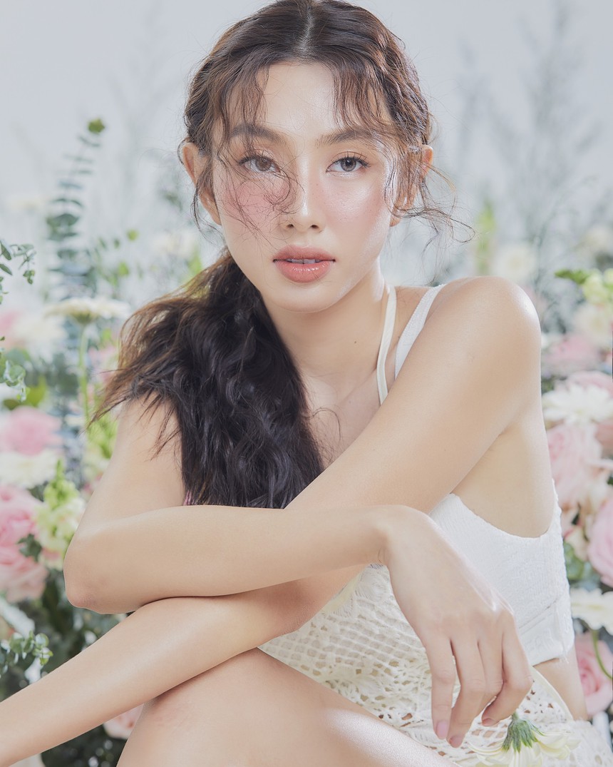 Thùy Tiên tung bộ ảnh ngọt ngào đầu năm, khoe trọn vẻ đẹp chuẩn nàng thơ - Ảnh 1.