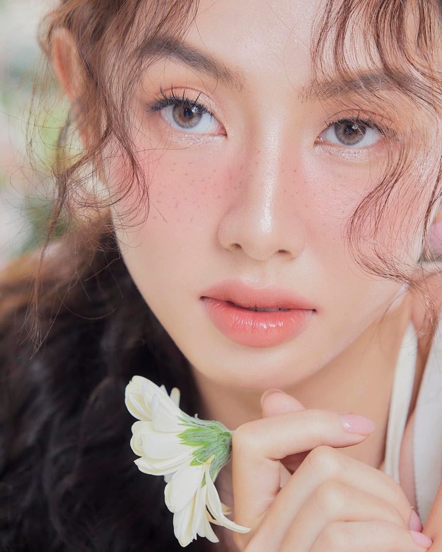 Thùy Tiên đẹp tựa tiên nữ trong bộ ảnh đầu năm - Ảnh 4.